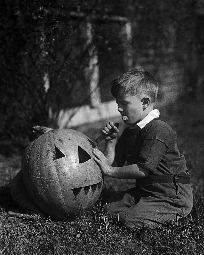 vintage-halloween-decorations-carving-pumpkins-1626105857.jpg