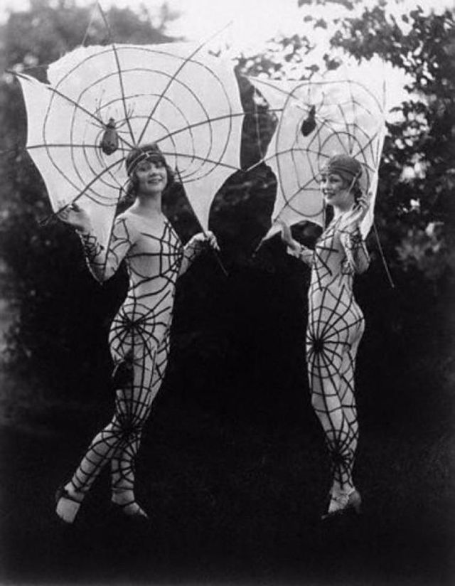 Girls Dressed Up For Halloween From the 1920s (3).jpg