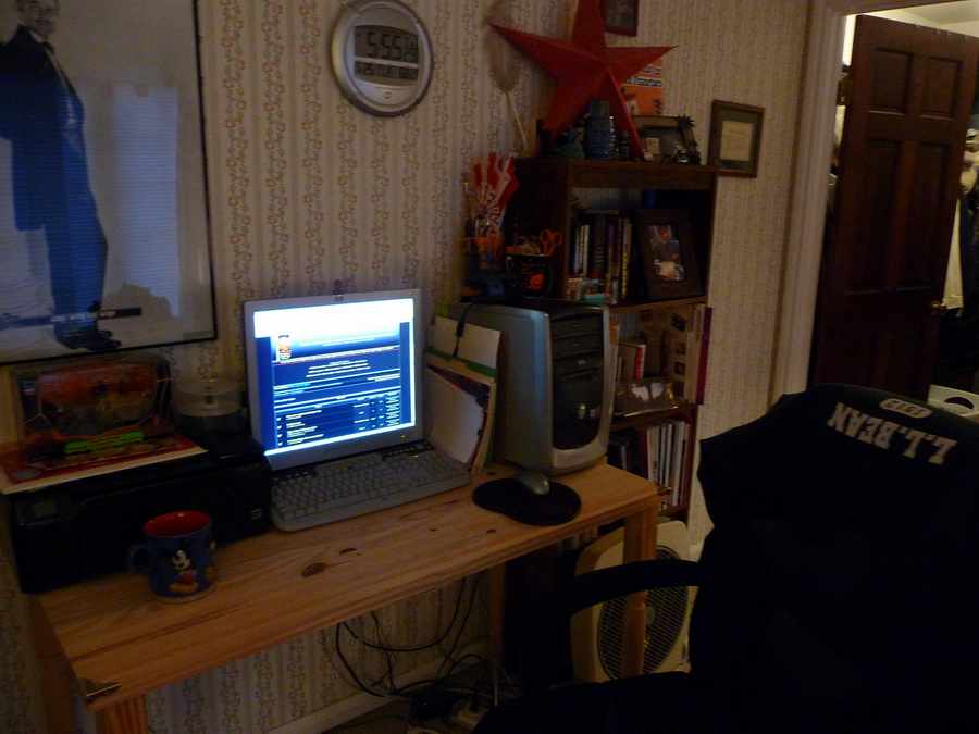 Desk 5-25-2010.JPG