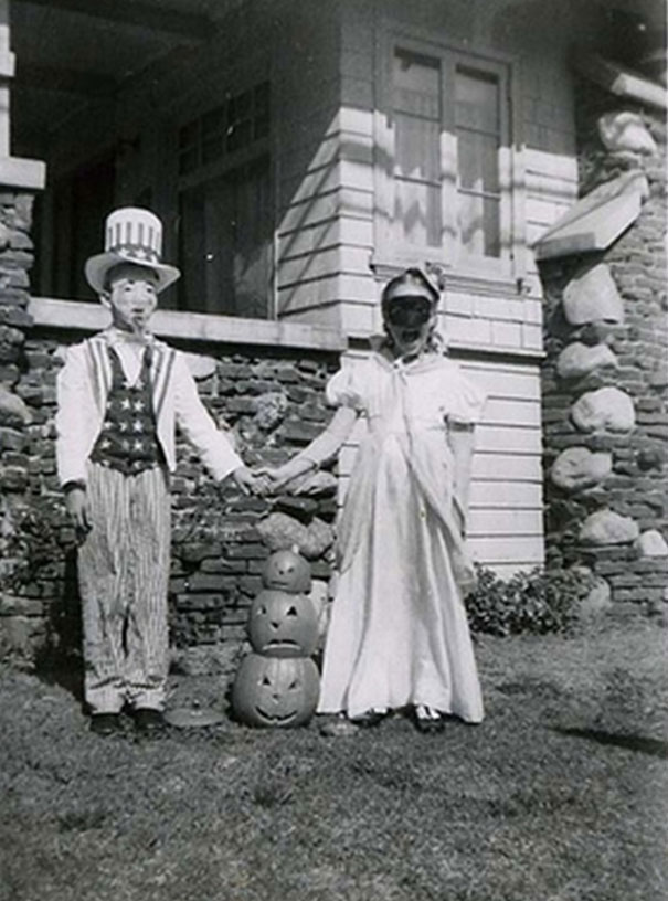 scary-vintage-halloween-creepy-costumes-107-57fc8b385b308__605.jpg